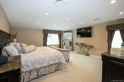 956 Hancock Avenue, Franklin Square, NY 11010 - Photo 23