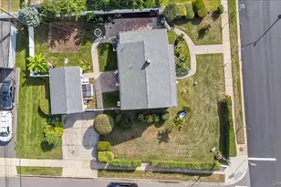 109 Periwinkle Rd, Levittown, NY 11756 - Photo 3