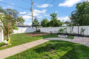 109 Periwinkle Rd, Levittown, NY 11756 - Photo 5