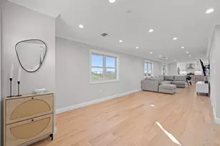 914 Arctic St, Lindenhurst, NY 11757 - Photo 3