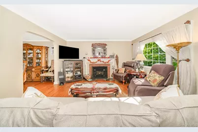 1427 Washington Avenue, Seaford, NY 11783 - Photo 5