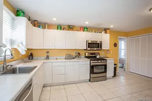 29 Robert St, Patchogue, NY 11772 - Photo 3