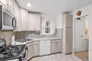 138 Carnegie Ave, Elmont, NY 11003 - Photo 11