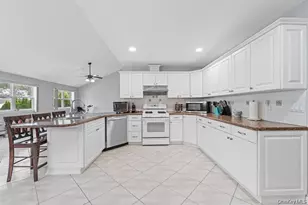 111 Cedar Oaks Ave, Farmingville, NY 11738 - Photo 5