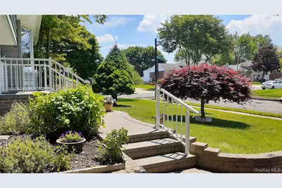 28 Halcourt Drive, Plainview, NY 11803 - Photo 3