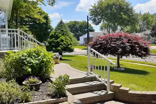 28 Halcourt Dr, Plainview, NY 11803 - Photo 3