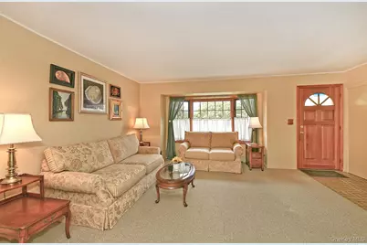 28 Halcourt Drive, Plainview, NY 11803 - Photo 5