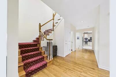 428 Toftree Court, Roslyn, NY 11576 - Photo 17