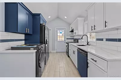 61 Eastview Road, Ronkonkoma, NY 11779 - Photo 9