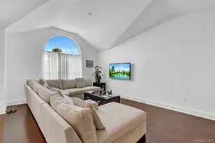 704 Breton Wy, Glen Cove, NY 11542 - Photo 5