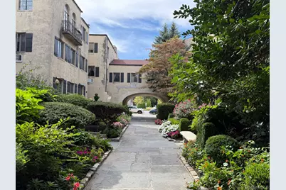 215 Middle Neck Road #D3, Great Neck, NY 11021 - Photo 3