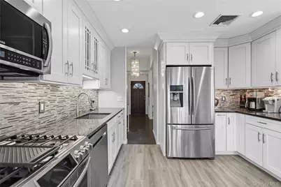 17 Center Drive, Syosset, NY 11791 - Photo 7