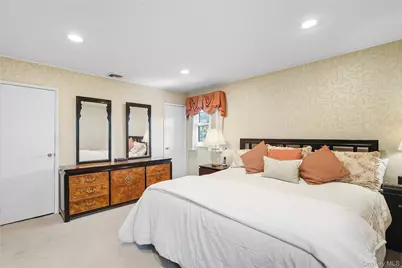 17 Center Drive, Syosset, NY 11791 - Photo 21