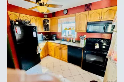 404 Kensington Court, Copiague, NY 11726 - Photo 9