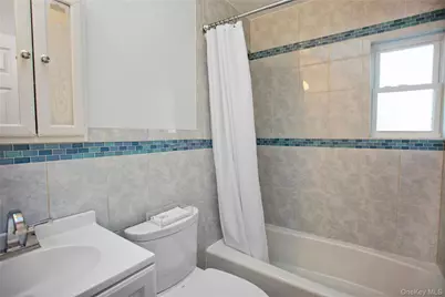 110 Hampton Way, Merrick, NY 11566 - Photo 19