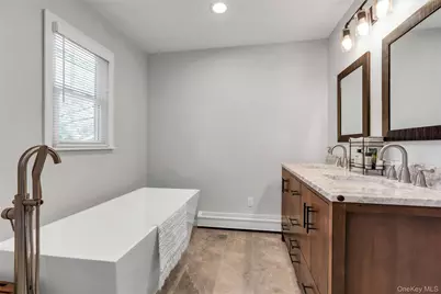 105 Edgewood Ave, Oakdale, NY 11769 - Photo 17