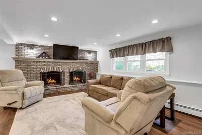 105 Edgewood Ave, Oakdale, NY 11769 - Photo 21