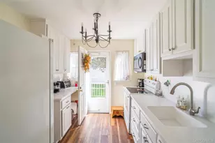 1048 Windermere Rd, Franklin Square, NY 11010 - Photo 9