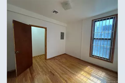 76-09 Roosevelt Avenue, Jackson Heights, NY 11372 - Photo 7