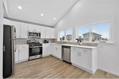 88 Bayview Avenue W, Lindenhurst, NY 11757 - Photo 5