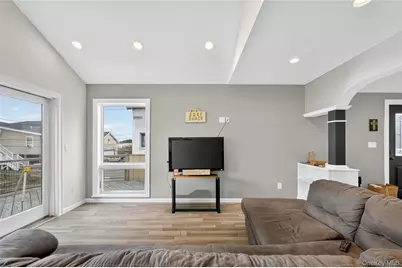 88 Bayview Avenue W, Lindenhurst, NY 11757 - Photo 9