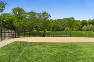 39 Hummingbird Dr, East Hills, NY 11576 - Photo 39