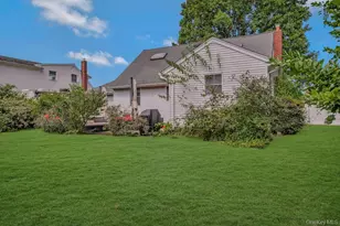 170 Wickfield Ln, North Babylon, NY 11703 - Photo 15