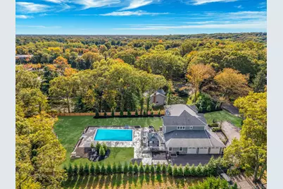 4 Carriage Court, Dix Hills, NY 11746 - Photo 7