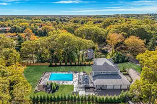 4 Carriage Ct, Dix Hills, NY 11746 - Photo 7