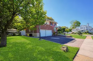 94 Phipps Ln, Plainview, NY 11803 - Photo 3