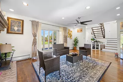 94 Phipps Lane, Plainview, NY 11803 - Photo 9