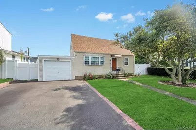 131 Lee Avenue, Hicksville, NY 11801 - Photo 3