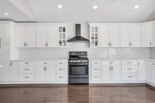 2566 Hyacinth St, Westbury, NY 11590 - Photo 7