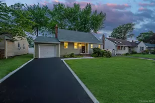 732 Woodside Dr, Wantagh, NY 11793 - Photo 3