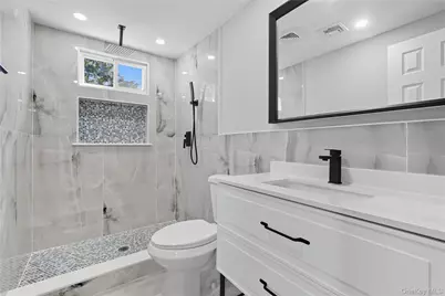 45 Venetian Prom, Lindenhurst, NY 11757 - Photo 21