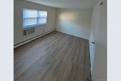 58 S Clinton Avenue, Bay Shore, NY 11706 - Photo 3