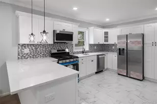 385 Clayton St, Central Islip, NY 11722 - Photo 11