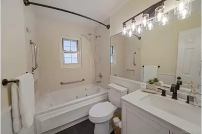 336 Lakeland Avenue #5D, Sayville, NY 11782 - Photo 15
