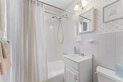 72-45 Little Neck Parkway #upper, Glen Oaks, NY 11004 - Photo 9