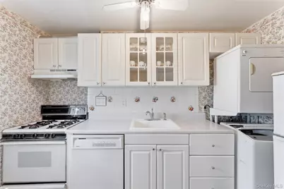 72-45 Little Neck Parkway #upper, Glen Oaks, NY 11004 - Photo 5