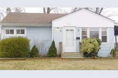 621 N Indiana Avenue, Lindenhurst, NY 11757 - Photo 1