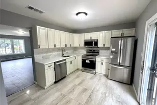 8 Lexington Ct, Coram, NY 11727 - Photo 5