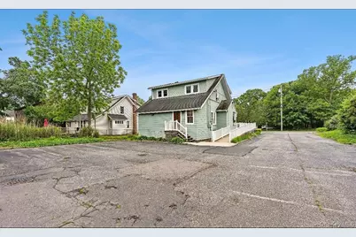 1018 Roanoke Avenue, Riverhead, NY 11901 - Photo 23