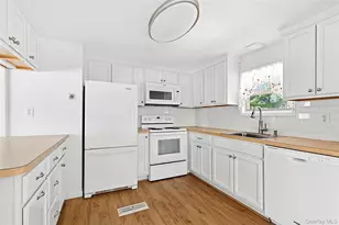 1661-434 Old Country Rd, Riverhead, NY 11901 - Photo 7