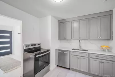 138 W Tiana Road, Hampton Bays, NY 11946 - Photo 7