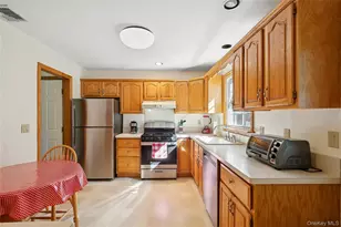 94 Mobrey Ln, Smithtown, NY 11787 - Photo 17