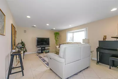 7 Robbins Lane, Great Neck, NY 11020 - Photo 5