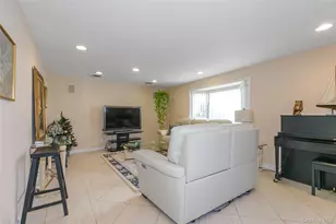 7 Robbins Ln, Great Neck, NY 11020 - Photo 5