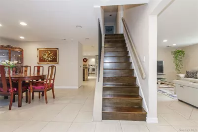 7 Robbins Lane, Great Neck, NY 11020 - Photo 15