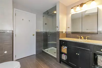 7 Robbins Lane, Great Neck, NY 11020 - Photo 19